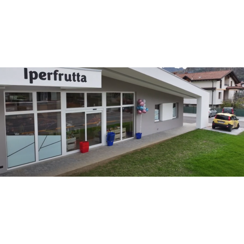 Serramenti per i nuovi negozi Iperfrutta e Macelleria Valzelli a Sovere 
